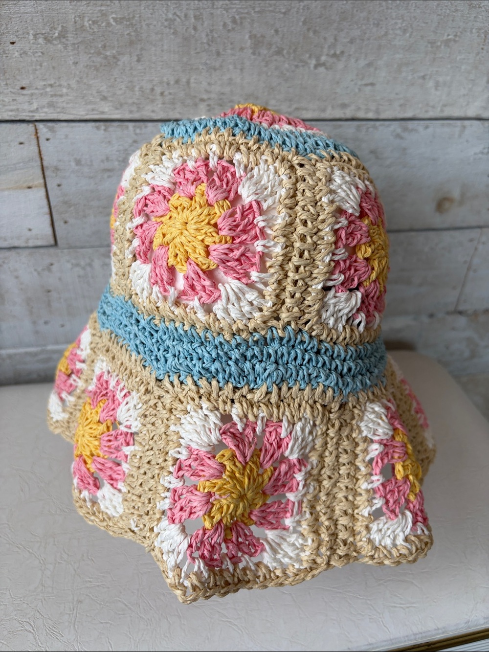 UO Floppy crochet granny squares bucket hat - Picture 2 of 8